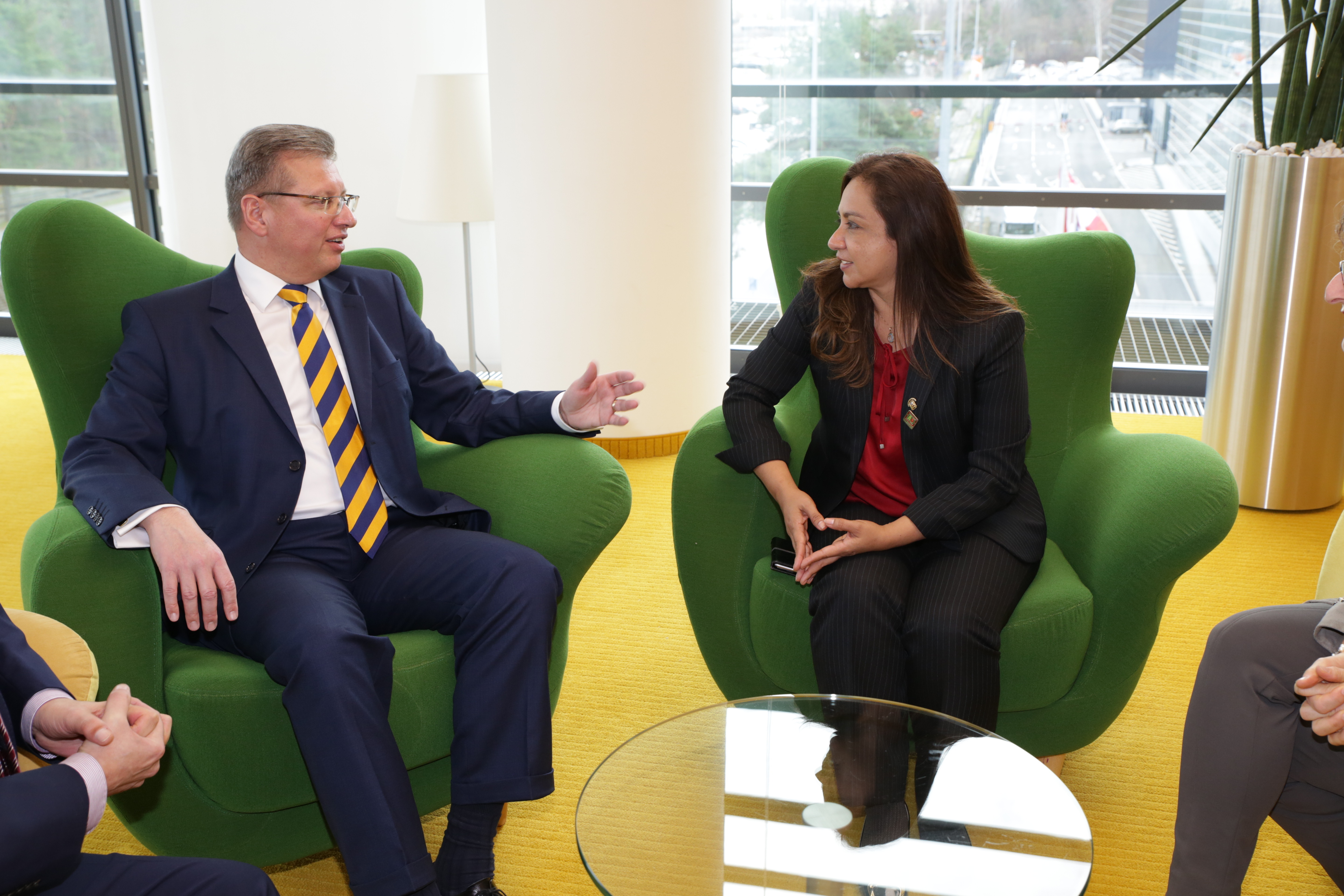 Roland Fleck im Gespräch mit Marisa Espinoza Cruz.
