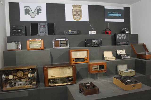 Die Ausstellung zeigt die ganze Palette der Grundiggeräte und somit gleichzeitig die Entwicklung in der Unterhaltungselektronik auf. Foto: Ebersberger