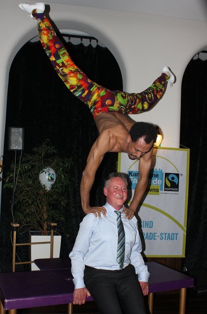 Mit der kräftigen Unterstützung von Thomas Jung veranschaulichte der Artist Tameru Zegeye den Kraftakt, der nötig war auf dem Weg zur Fairtrade-Town. Foto: Ebersberger
