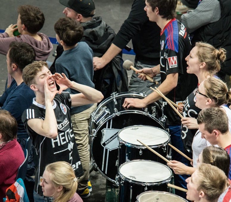 (Foto: hl-studios, Erlangen): Die Fans des HC-Erlangen werden immer mehr zum Erfolgsfaktor