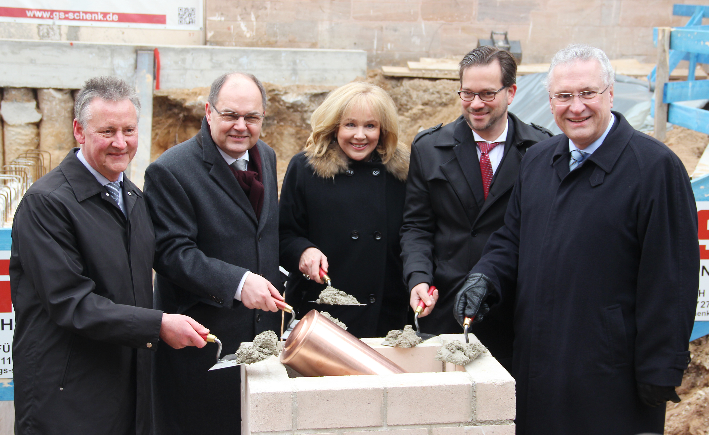Feierliche Grundsteinlegung (v.l.) Dr. Thomas Jung, Christian Schmidt, Evi Kurz, Florian Pronold und Joachim Herrmann.