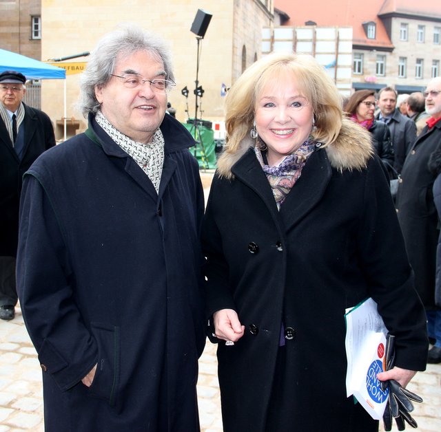 Helmut Markwort und eine glückliche Evi Kurz im Gespräch. | Foto: tom