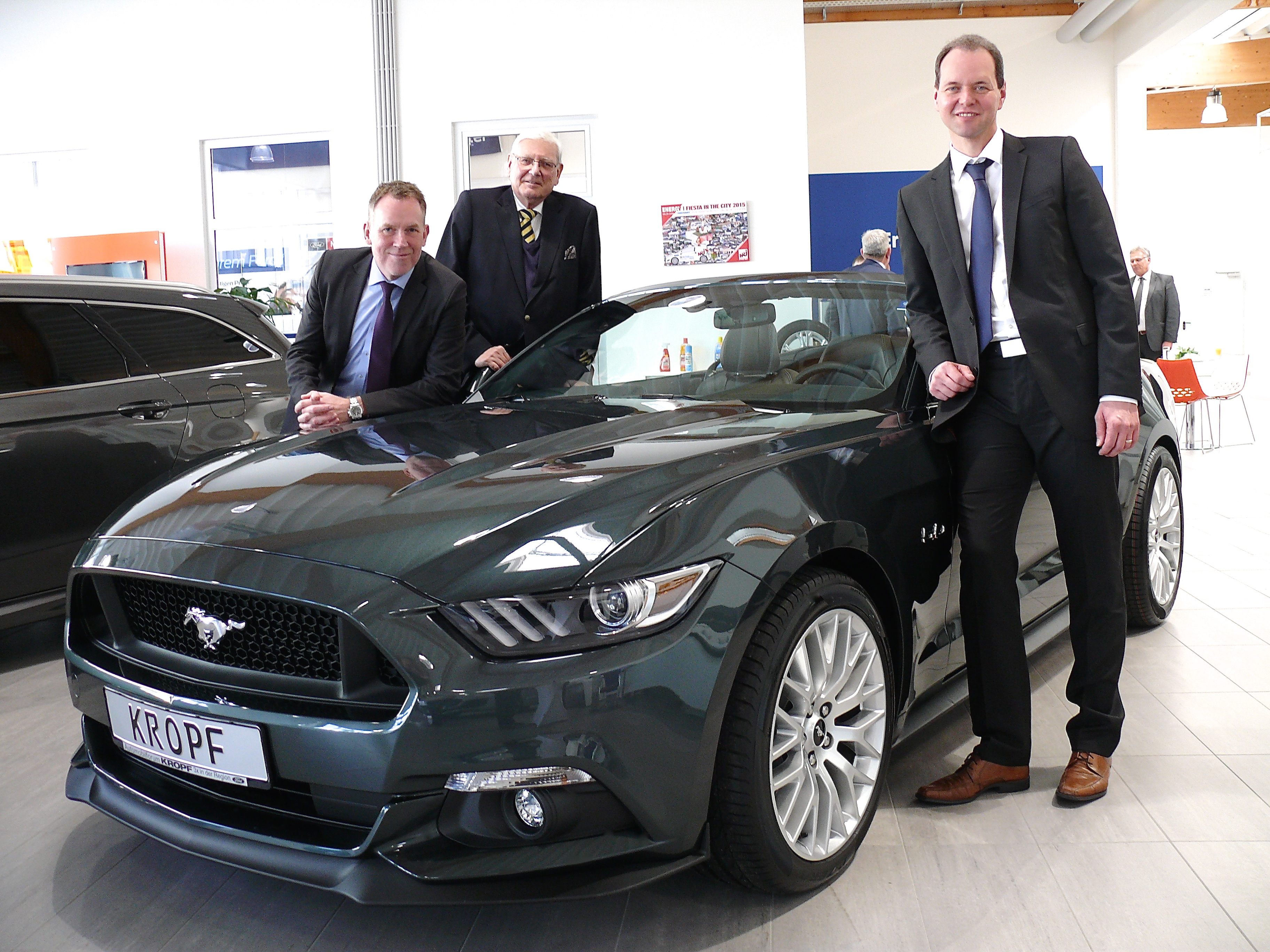 Stolz auf das neue Ford-Kompetenzzentrum im Nürnberger Norden: Michael Neteler (Regionalleiter Verkauf & Marketing, Region Süd), Albert Still (Aufsichtsratsvorsitzender AVAG Holding) und Geschäftsführer Holger Greim (v.l.n.r.). Foto: Uwe Müller