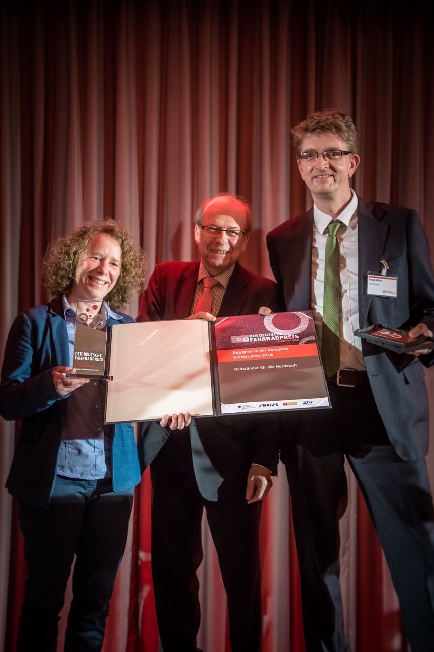Verleihung des Deutschen Fahrradpreises in Essen am Donnerstag, 25. Februar 2016 (v. links): Bettina Meyer-Rost, Projektleiterin beim Verkehrsplanungsamt der Stadt Nürnberg, Dr. Veit Steinle, Leiter der Abteilung Grundsatzangelegenheiten im Bundesministerium für Verkehr und digitale Infrastruktur, und Frank Jülich, Leiter des Verkehrsplanungsamts der Stadt Nürnberg.