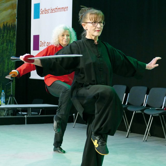 Gabriele Schäfer (links) und Annette Maul (61) demonstrieren zusammen eine Säbleform.