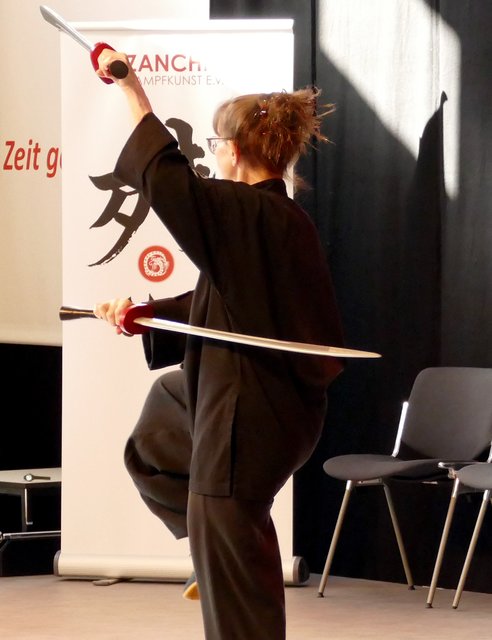 Der goldene Hahn steht auf einem Bein - Bewegungsbild aus der 42er Shuang Dao Form
