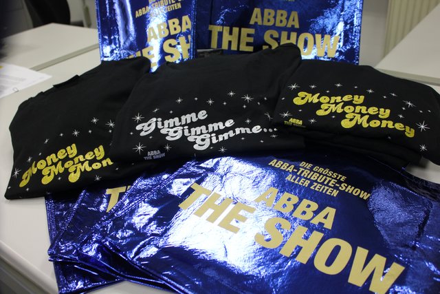 T-Shirts und Taschen gibt es exklusiv zur ABBA-Show. Foto: Ebersberger