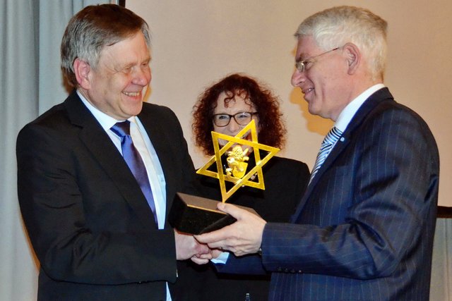 Freller erhält aus den Händen von Dr. Josef Schuster, dem Vorsitzenden des Zentralrats der Juden, den äußerst selten verliehenen Rabbiner-Spiro-Preis für seine Verdienste für die Juden in Bayern. | Foto: © CSU Schwabach