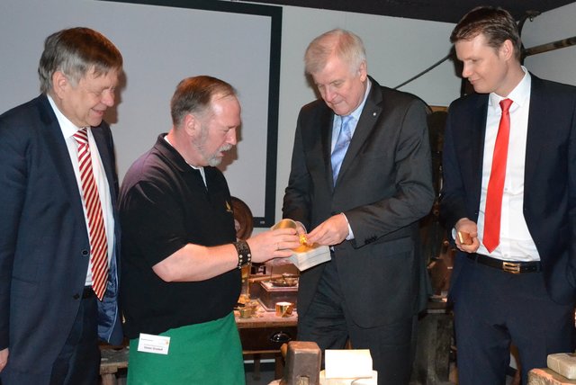 Der Bayerische Ministerpräsident Horst Seehofer kam auf Einladung Frellers 2014 nach Schwabach und sah sich im Stadtmuseum das Goldschlägerhandwerk genauer an. Auch Oberbürgermeister Matthias Thürauf begrüßte Seehofer. | Foto: © CSU Schwabach