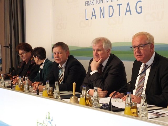 Fraktionsvize Freller bei der jüngsten CSU-Klausur in Kreuth neben Ministerpräsident Horst Seehofer und Fraktionschef Thomas Kreuzer. | Foto: © CSU Schwabach