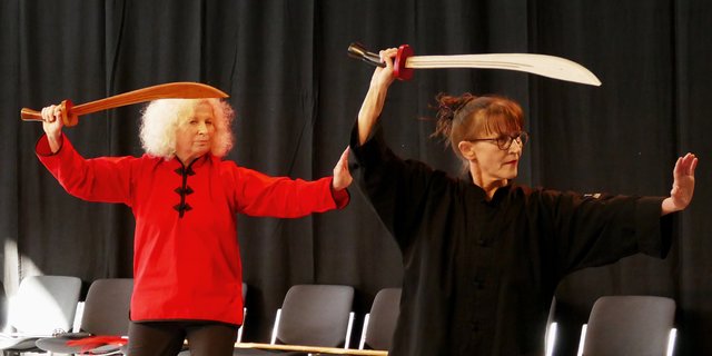 Bewegung aus der 13er Yangstil-Säbelform mit Gabriele Schäfer und Annette Maul.