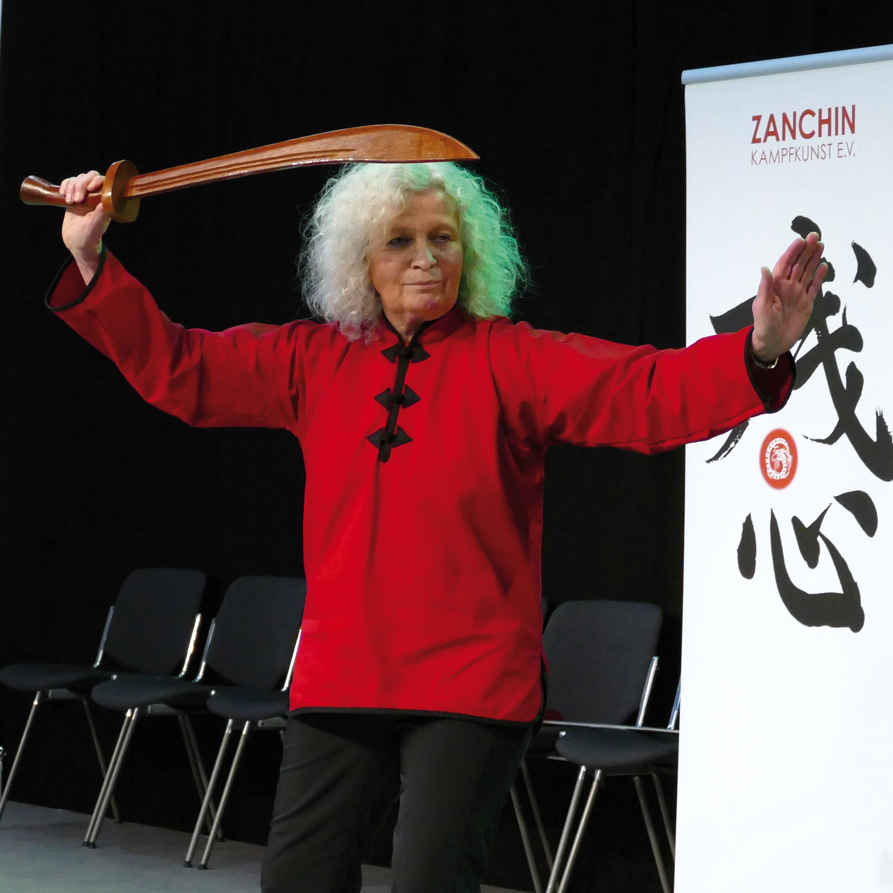 Gabriele Schäfer (67) mit dem Darn Dao - dem chinesischen Breitblattsäbel - auf der inviva 2016.