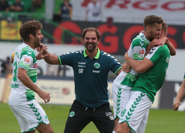 Kleeblatt-Coach Stefan Ruthenbeck möchte auch im Heimspiel gegen Braunschweig mit seinen Spielern einen Sieg bejubeln.