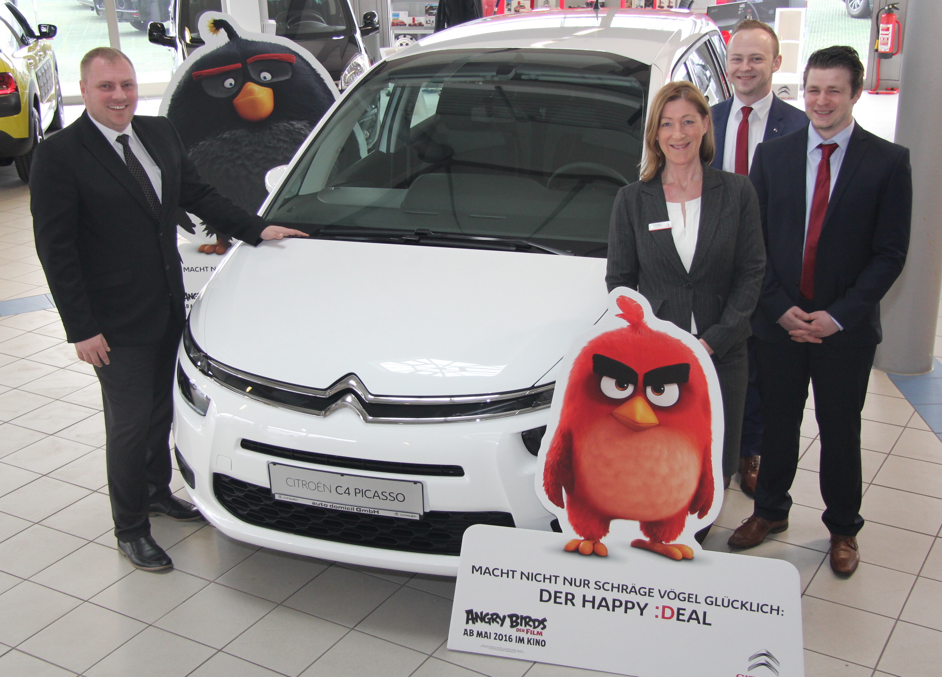 (v.l.n.r.) Das Auto-Domicil Verkaufsteam um Teamleiter Waldemar Geringer und den Verkaufsberatern Andrea Hünnefeld, Max Ulrich und Todd Mörtel steht ab sofort am neuen Standort bereit.