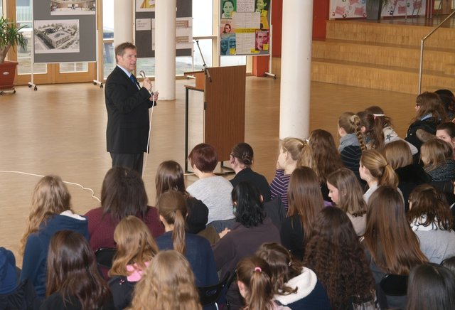 In der Aula der Maria-Ward-Realschule berichtete Imhof den rund 150 Schülerinnen von seiner Arbeit als Landtagsabgeordneter | Foto: Bernd Popp