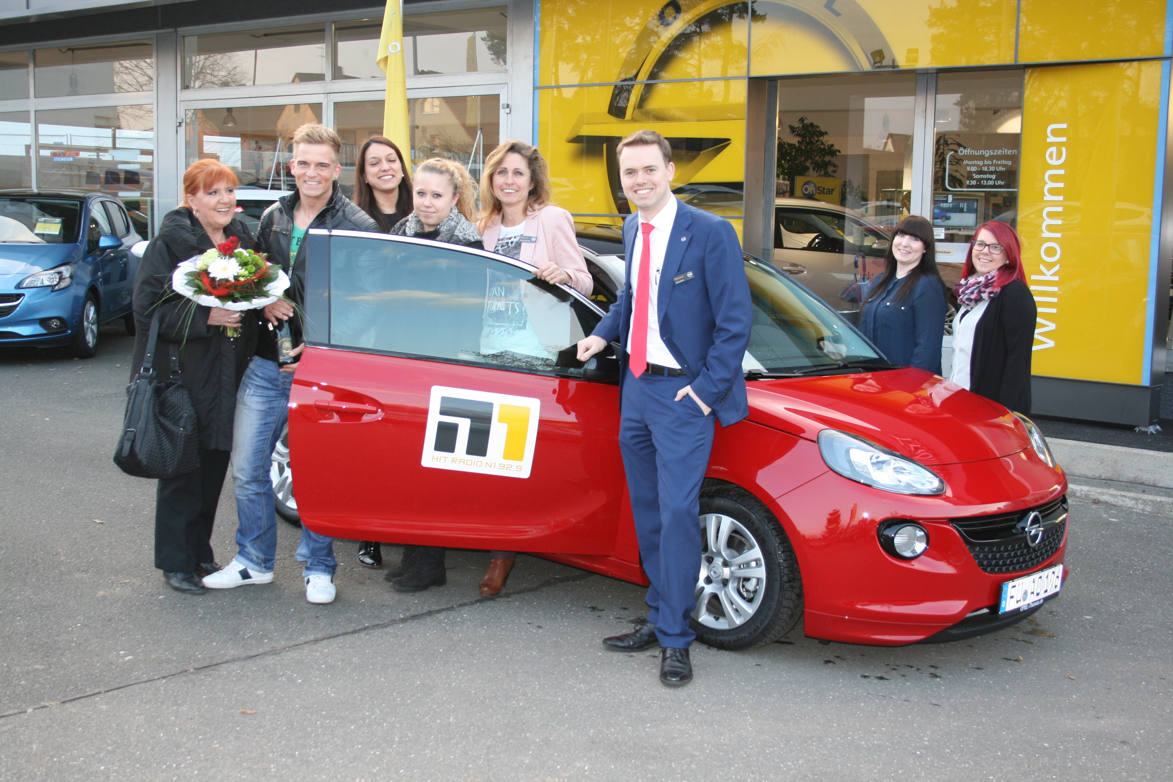 Autohaus Geschäftsführer Stefan Stecher (3. v. re.) übergab mit seinem Team den Hauptgewinn an den mutigsten Franken Carlo Schröger (2.v.li.)