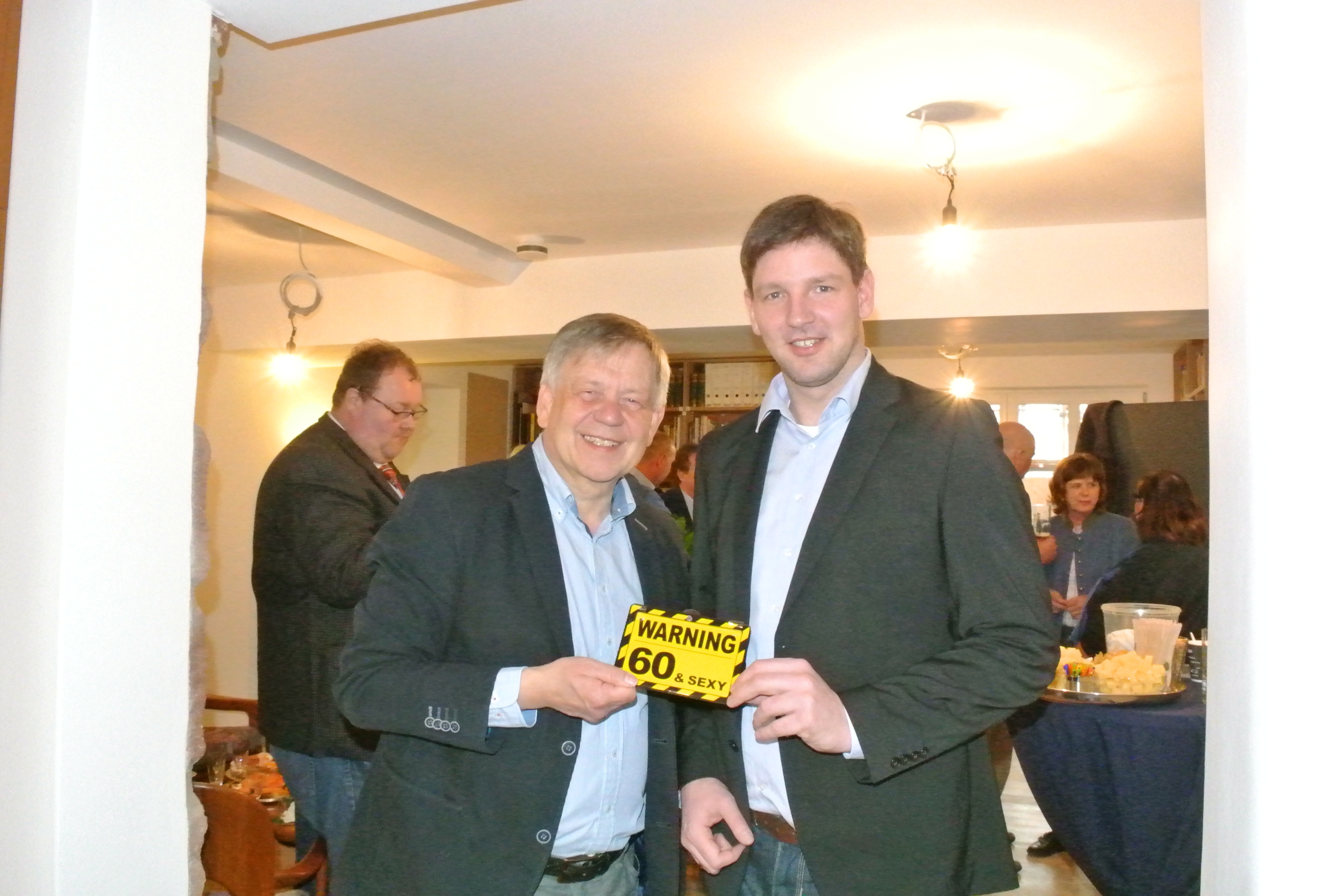 Alexander Christ (rechts) gratuliert dem Jubiliar Karl Freller, MdL, zu dessen 60. Geburtstsg