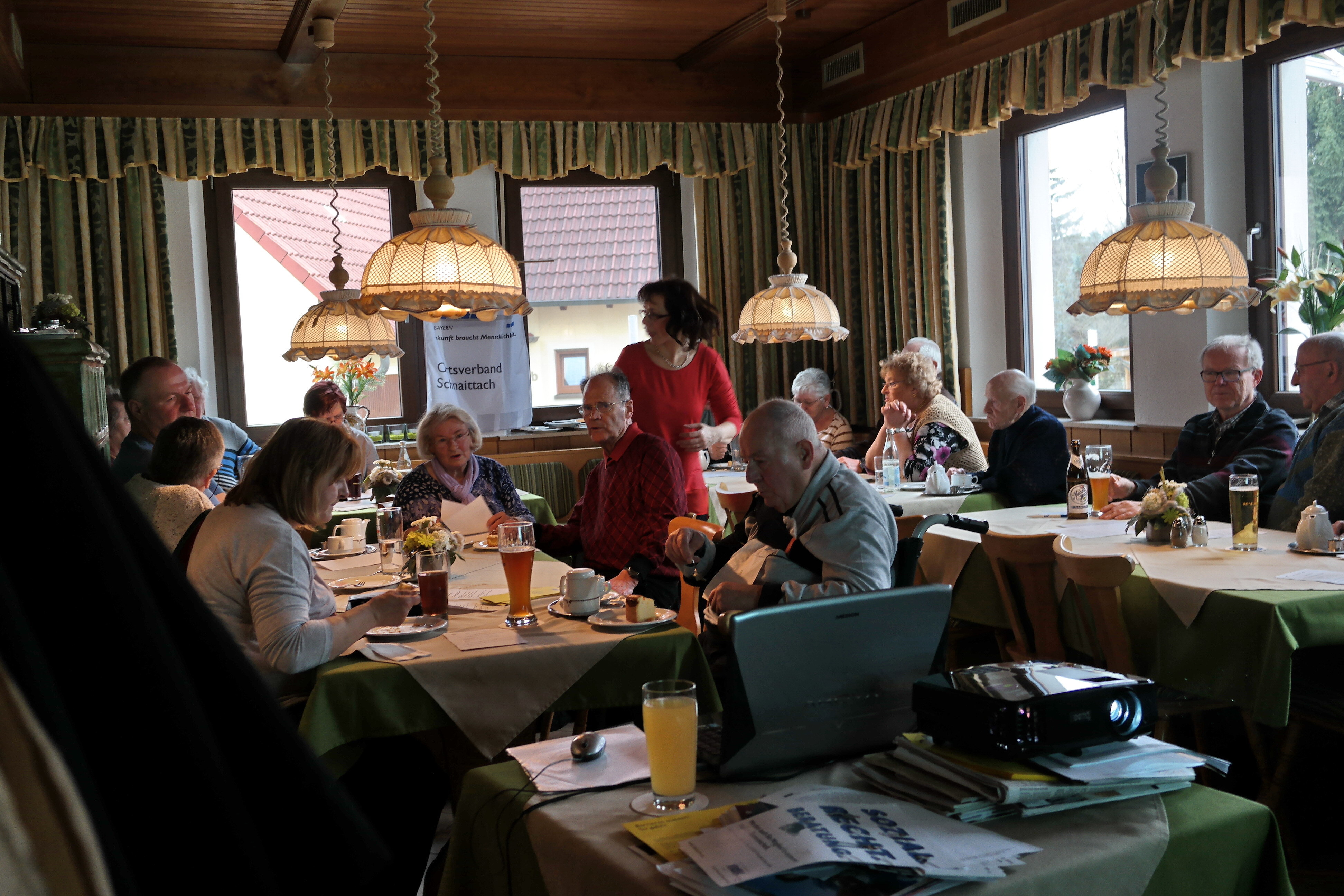 Kreisgeschäftsführerin Elisabeth Duschner bereitet ihre Power-Point-Präsentation vor