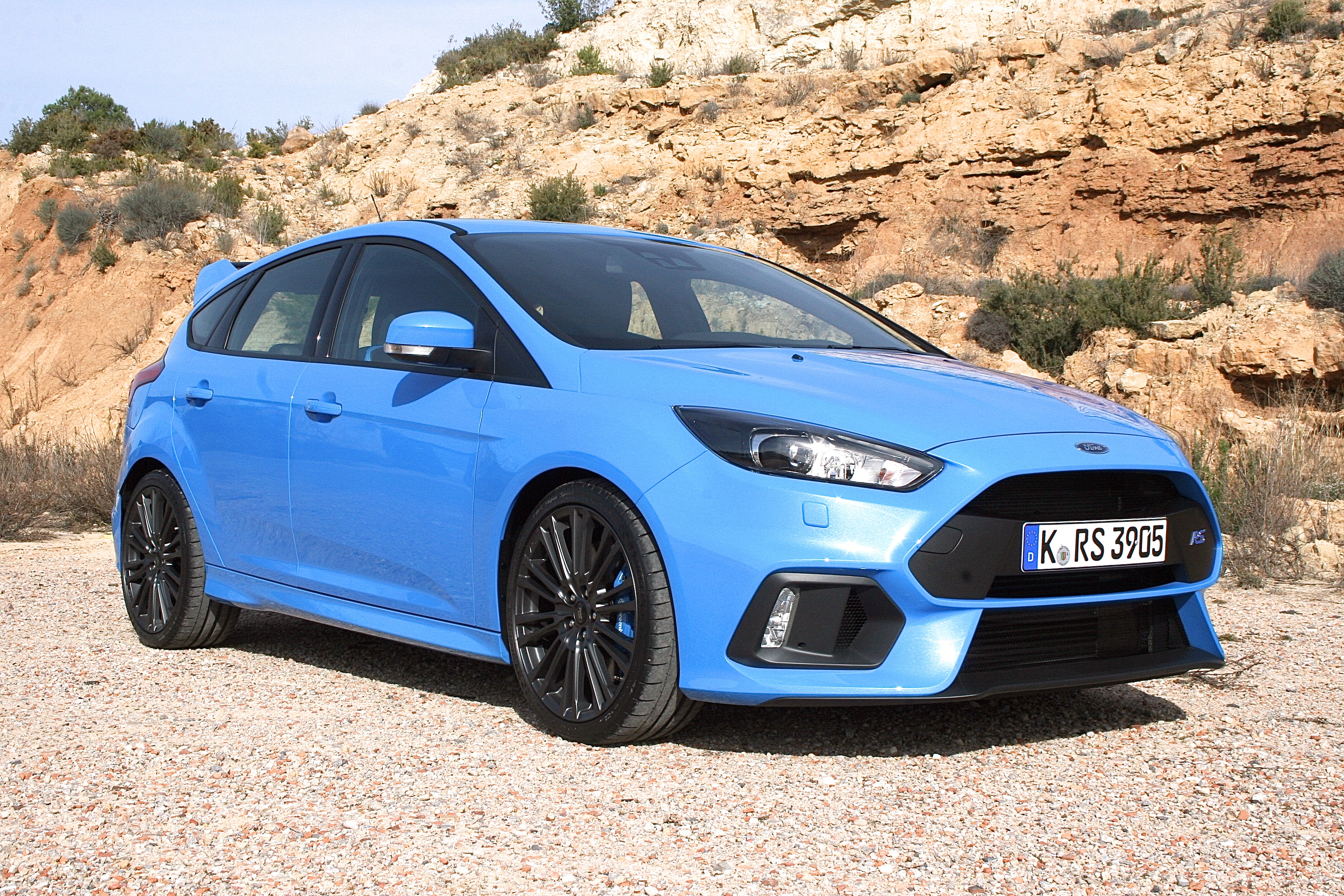 Ford offeriert mit dem Focus Rallyesport ein alltagstaugliches Familienauto, mit dem man es – wenn es Straßenverhältnisse und Streckenführung erlauben – im wahrsten Sinne des Wortes auch mal krachen lassen kann. Foto: Auto-Medienportal.Net/Ford