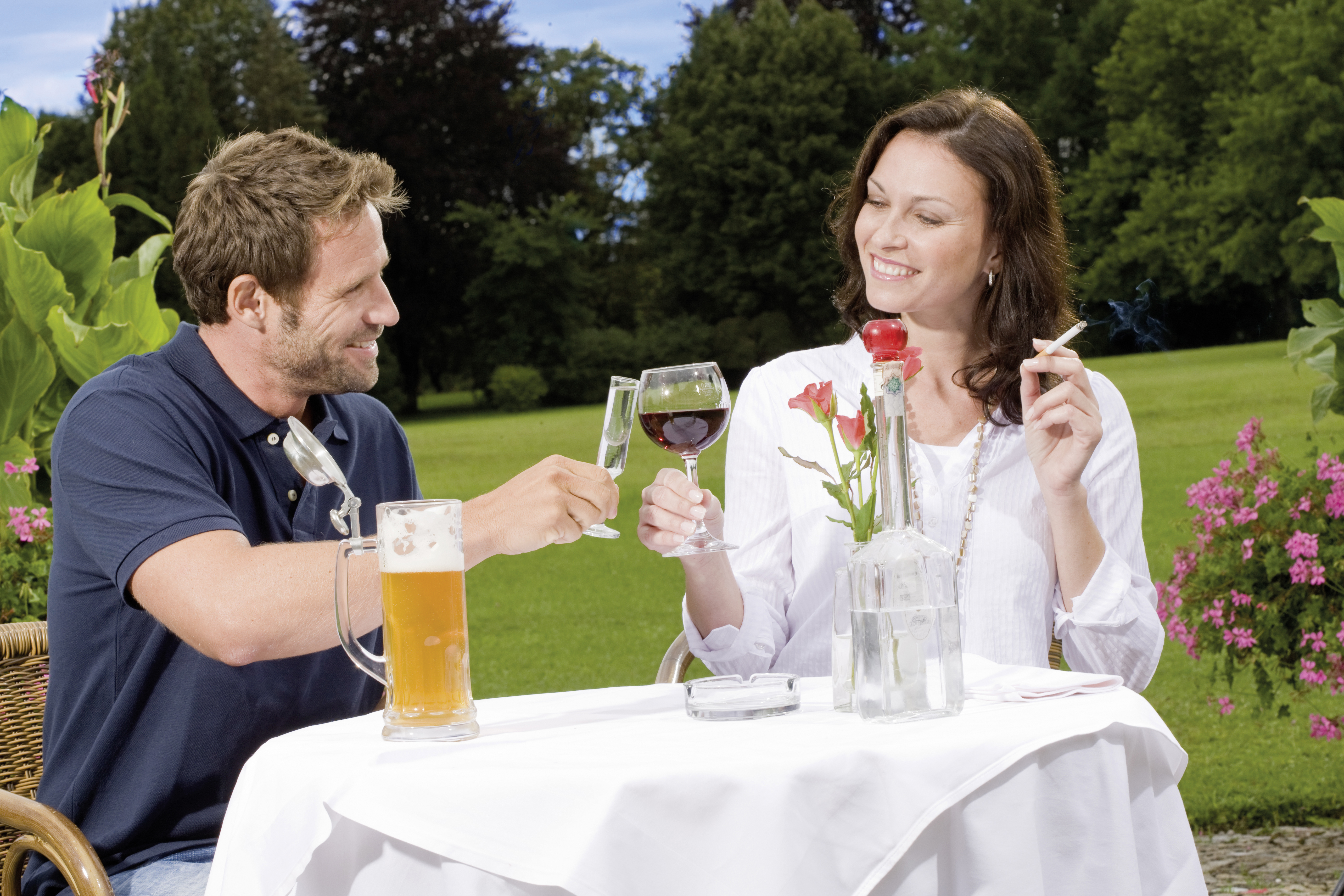 Übermäßiger Alkoholgenuss und Rauchen sind zwei von vielen Ursachen, die den Säure-Basen-Haushalt im Körper auf dem Gleichgewicht bringen können.