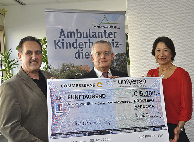 uniVersa unterstützt ambulante Kinderhospizarbeit. Im Bild (v.l.) Dirk Münch, 1. Vorsitzender Hospiz-Team Nürnberg, uniVersa-Vorstandsmitglied Michael Baulig und Renate Leuner, Koordinatorin ambulante Kinderhospizarbeit.