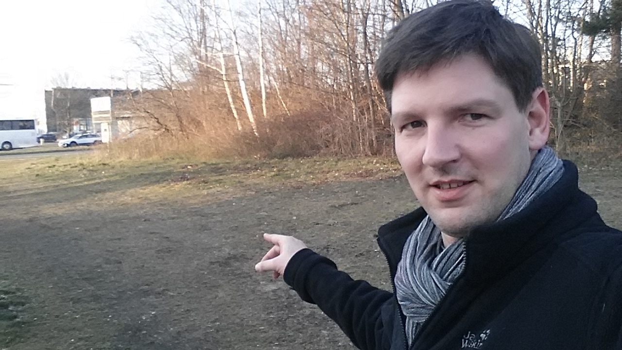 Stadtrat Alexander Christ zeigt die Stelle, an der der Bündesstützpunkt entstehen soll