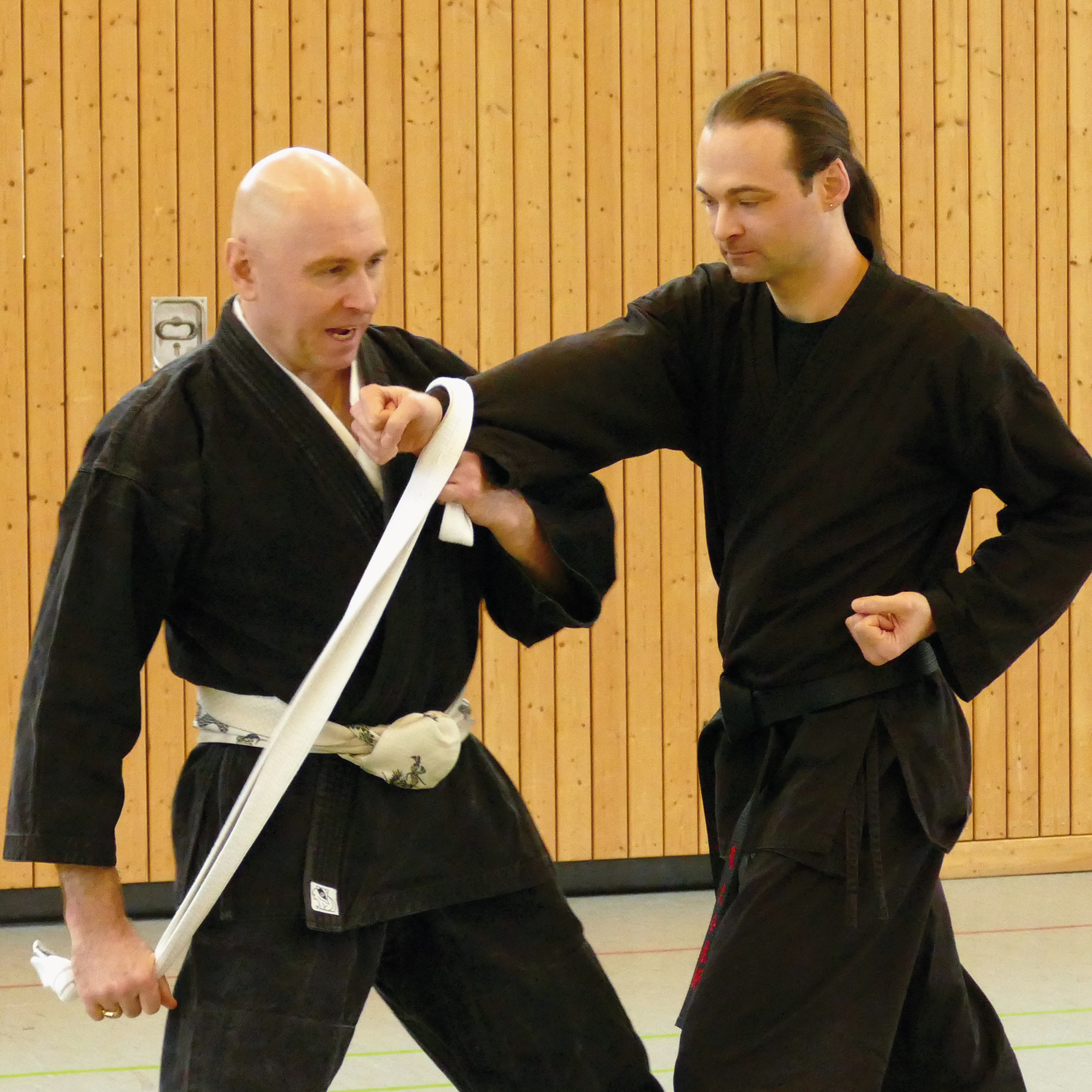 Josef Linder demonstriert eine Verteidigungstechnik aus dem Hoju Jitsu.