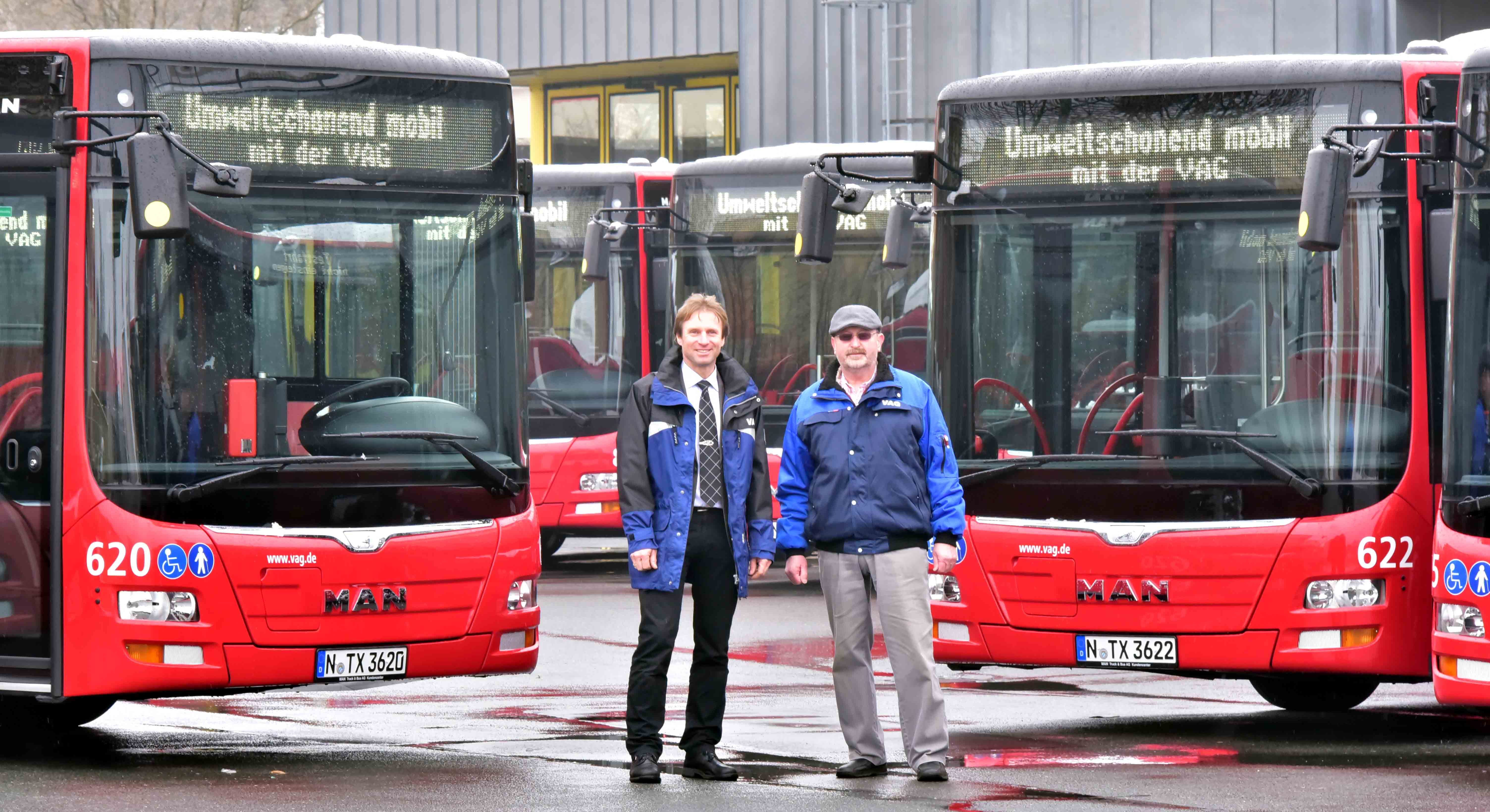 Michael Sievers, Leiter der VAG-Buswerkstätten und Erich Freudling (r.), Leiter der Qualitätssicherung in den VAG-Buswerkstätten sind bei der VAG für die Beschaffung neuer Busse zuständig.