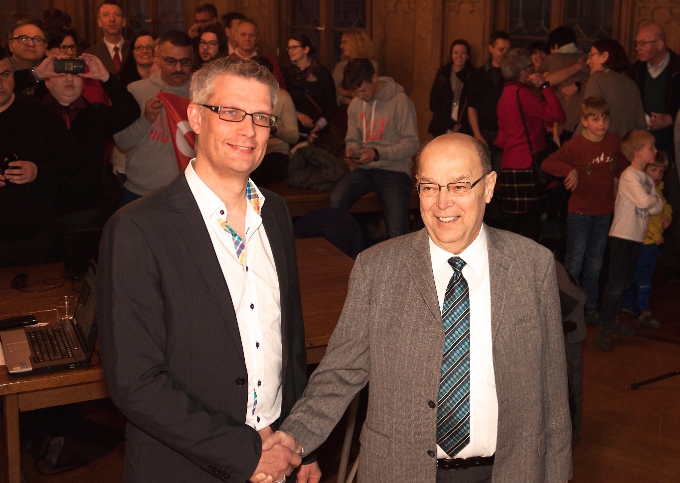 Der scheidende Oberbürgermeister Franz Stumpf (r.) ließ es sich nicht nehmen, seinem Nachfolger Uwe Kirschstein noch am Wahlabend zu gratulieren. Foto: © Roland Rosenbauer