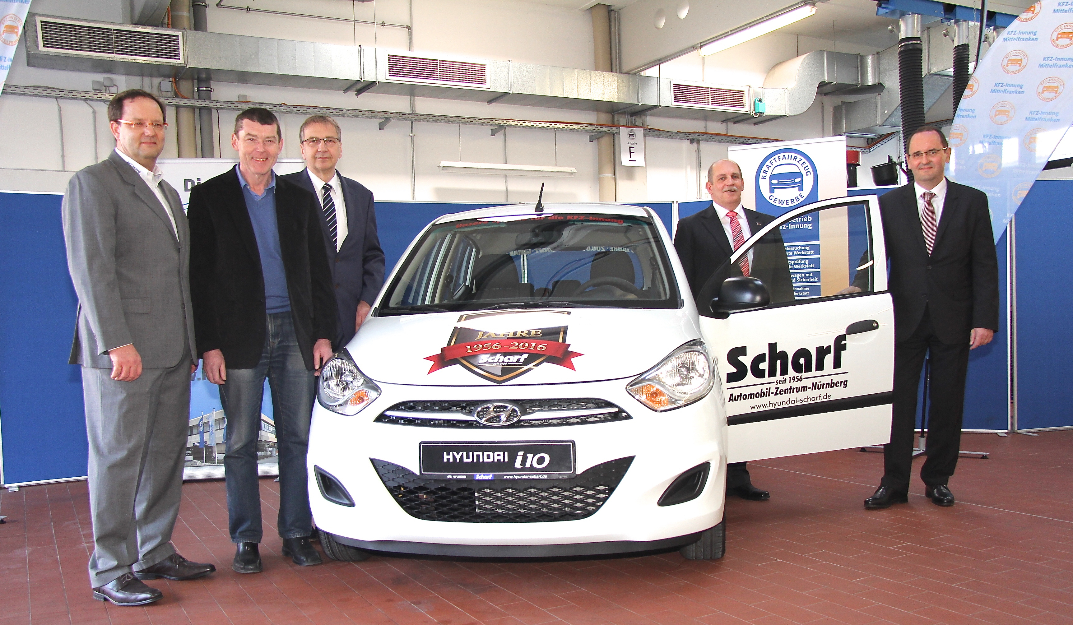 Scharf-Inhaber Marco Schultheiß übergab zusammen mit Hyundai-Betriebsleiter Alfred Kleinschrodt den i10 an Karl Heinz Breitschwert (Obermeister Kfz-Innung Mfr.), Wolfgang Behr (Schulungsleiter Kfz-Innung Mfr.) und Stefan Schaller (Geschäftsführer Kfz-Innung Mfr. / v.r.n.l.). Foto: MStingl