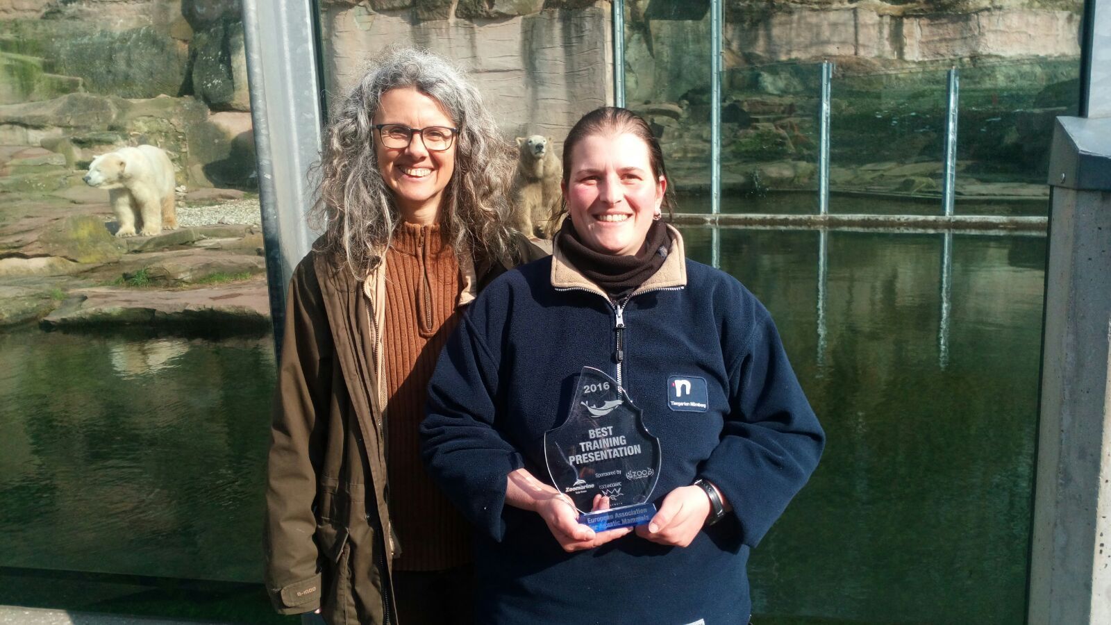 Dr. med. vet. Katrin Baumgartner (l.) mit Tierpflegerin Steffi Krüger im Aquapark im Tiergarten Nürnberg mit der Auszeichnung.