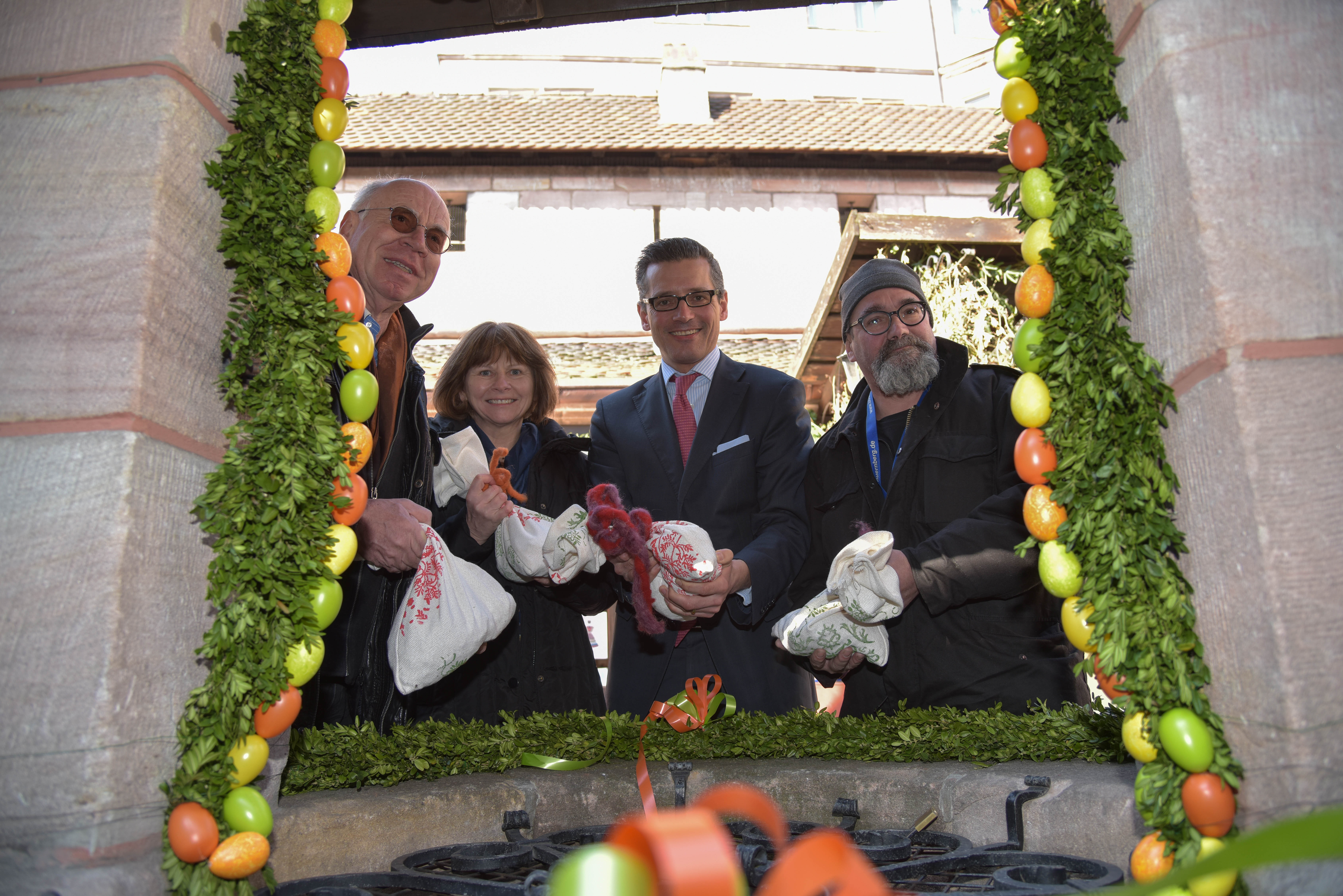Walter Grzesiek (1. Vorsitzender Strassenkreuzer e.V.), Ilse Weiss (Chefredakteurin Strassenkreuzer), Dr. Michael Fraas (Wirtschaftsreferent der Stadt Nürnberg) und der Stadtführer des Strassenkeuzers (v.l.).