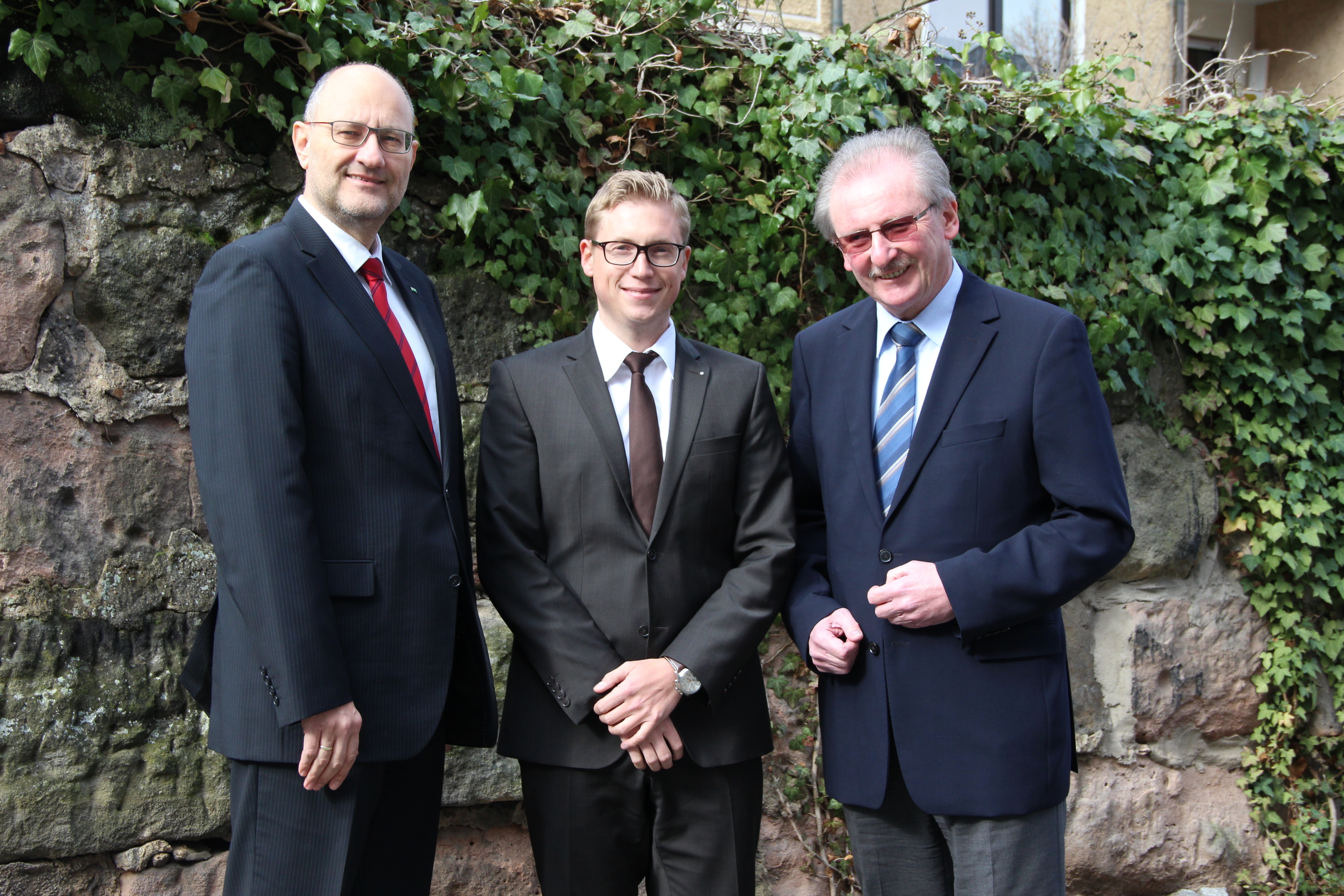 (v.li.) Klaus-Jürgen Drachsler, AOK- Regionalleiter Erlangen, Michael Surowka, künftiger AOK- Fachbereichsleiter des Privatkundenzentralbereichs und Fritz Wolf, der scheidende AOK-Fachbereichsleiter des Privatkundenzentralbereiches der AOK- Region Erlangen