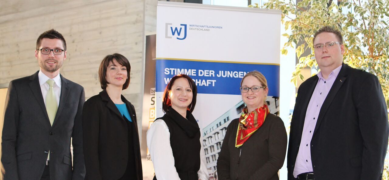Das neue Führungsteam der Fürther Wirtschaftsjunioren: Martin Hofmann, Melanie von Vopelius, Nele Grill-DiPace, Verena Graf-Steinsdörfer und Geschäftsführer Alexander Fix-Reinfelder (v.r.).