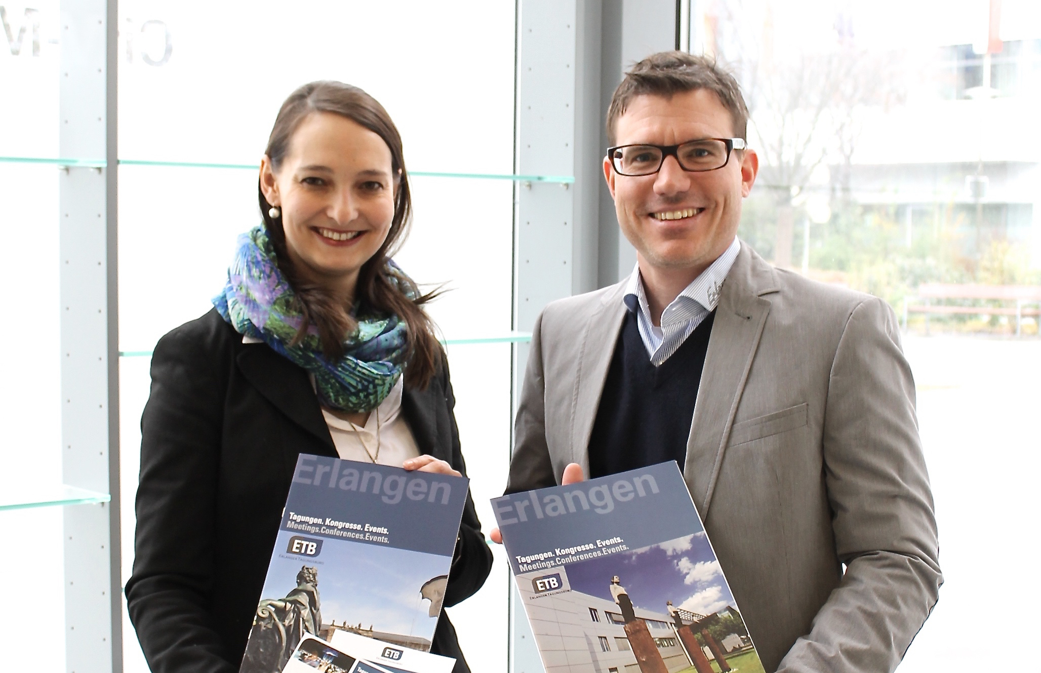 Für Interessenten gibt es alle Informationen aus einer Hand – Kathrin Reichel vom Tagungsmanagement und Christian Frank, Geschäftsführer ETM, mit einer Auswahl in gedruckter Form. Foto: © ETM