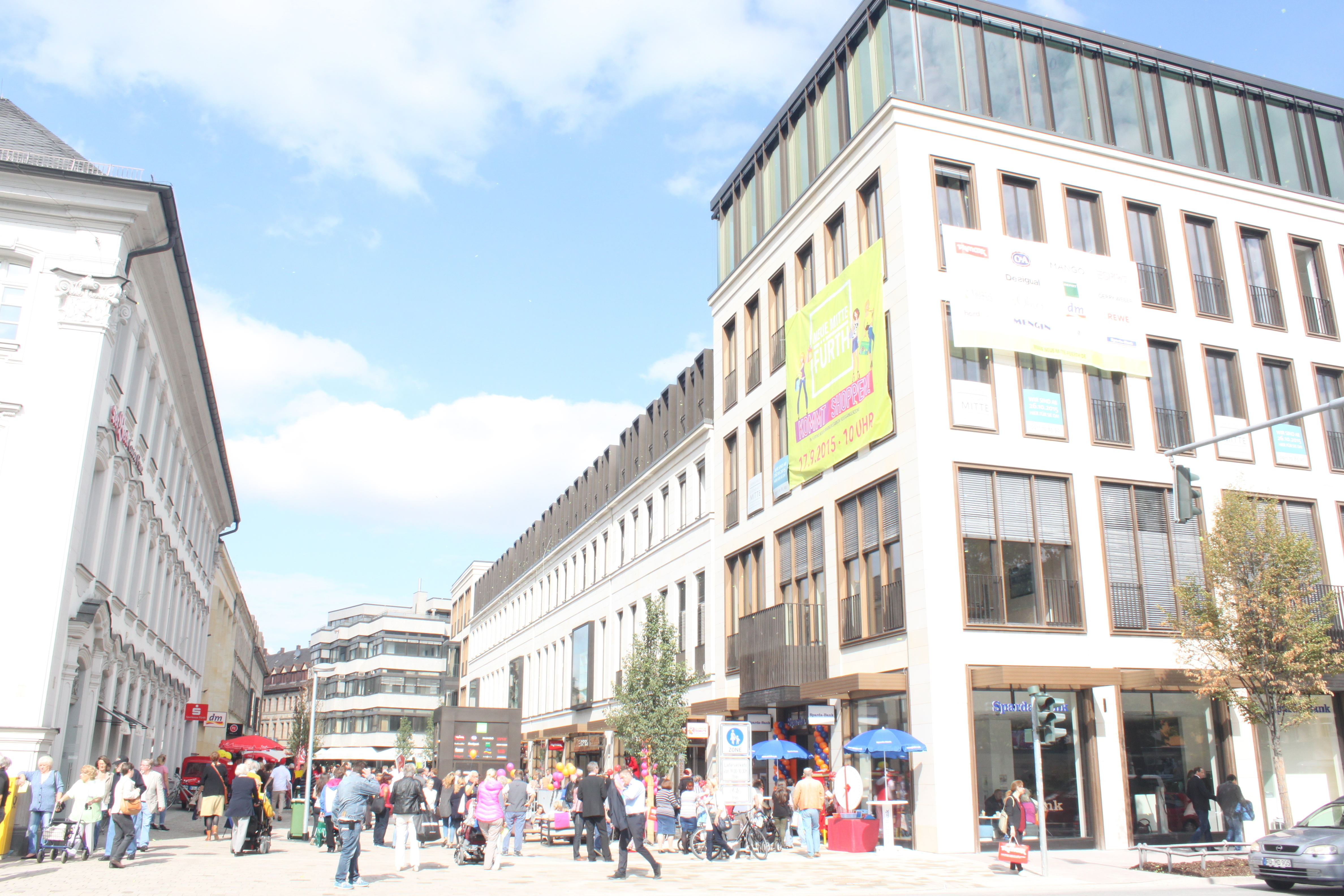 Die Fürther haben die Neue Mitte schon nach kurzer Zeit bestens angenommen. Vergessen sind auch die Diskussionen im Vorfeld um die Architektur und dem Abriss des Park Hotels. Foto: Ebersberger