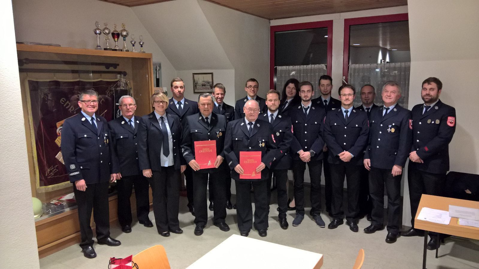 Jubilare und Vorstandschaft: (v. l. n. r.) Manfred Ringel, Gerhard Behringer, Janine Däumler, Michael Orben, Ernst Radlinger, Axel Popp, Adolf Popp, Benedikt Kestel, Frank Loidold, Martina Knoll, Richard Däumler, Daniel Suck, Michael Däumler, Manfred Suck, Ferdinand Grillenberger, Nikko Vaillant
