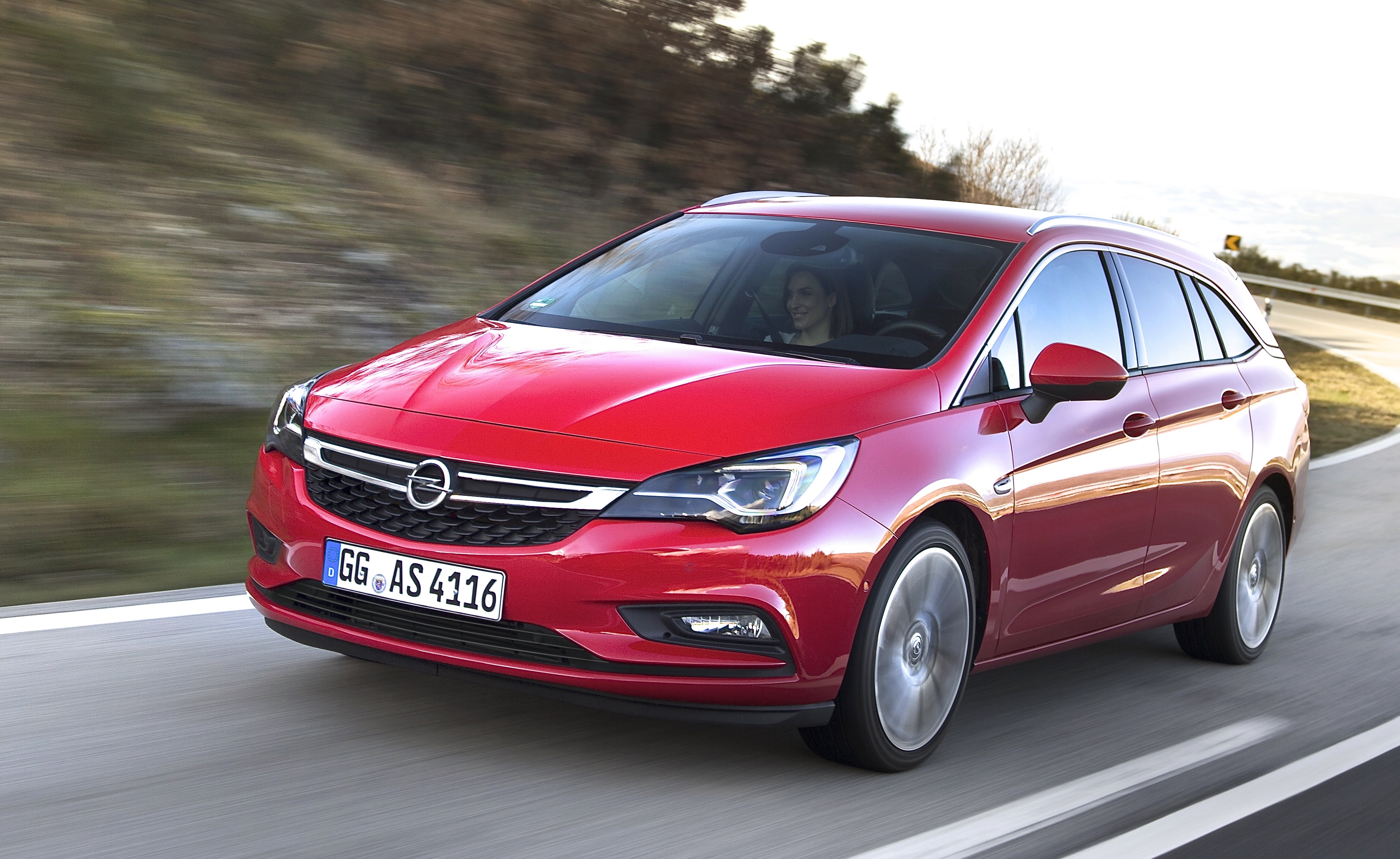 Das sichere, problemlose und dennoch komfortable Fahrverhalten hat der Kombi des Astra 1:1 von der Limousine übernommen. Foto: Opel