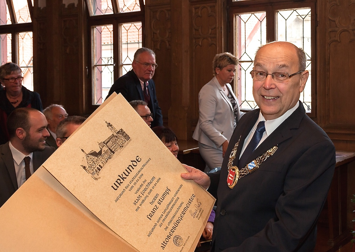 Zum Abschied wurde Franz Stumpf der Ehrentitel „Altoberbürgermeister“ verliehen. Fotos (5): R. Rosenbauer