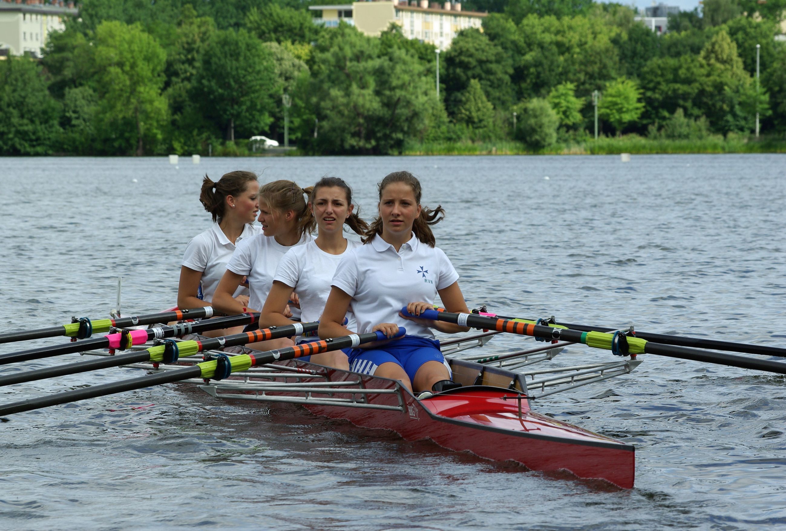 Rudern ist eine Ausdauersportart, die Konzentration und Geschicklichkeit unterstützt.