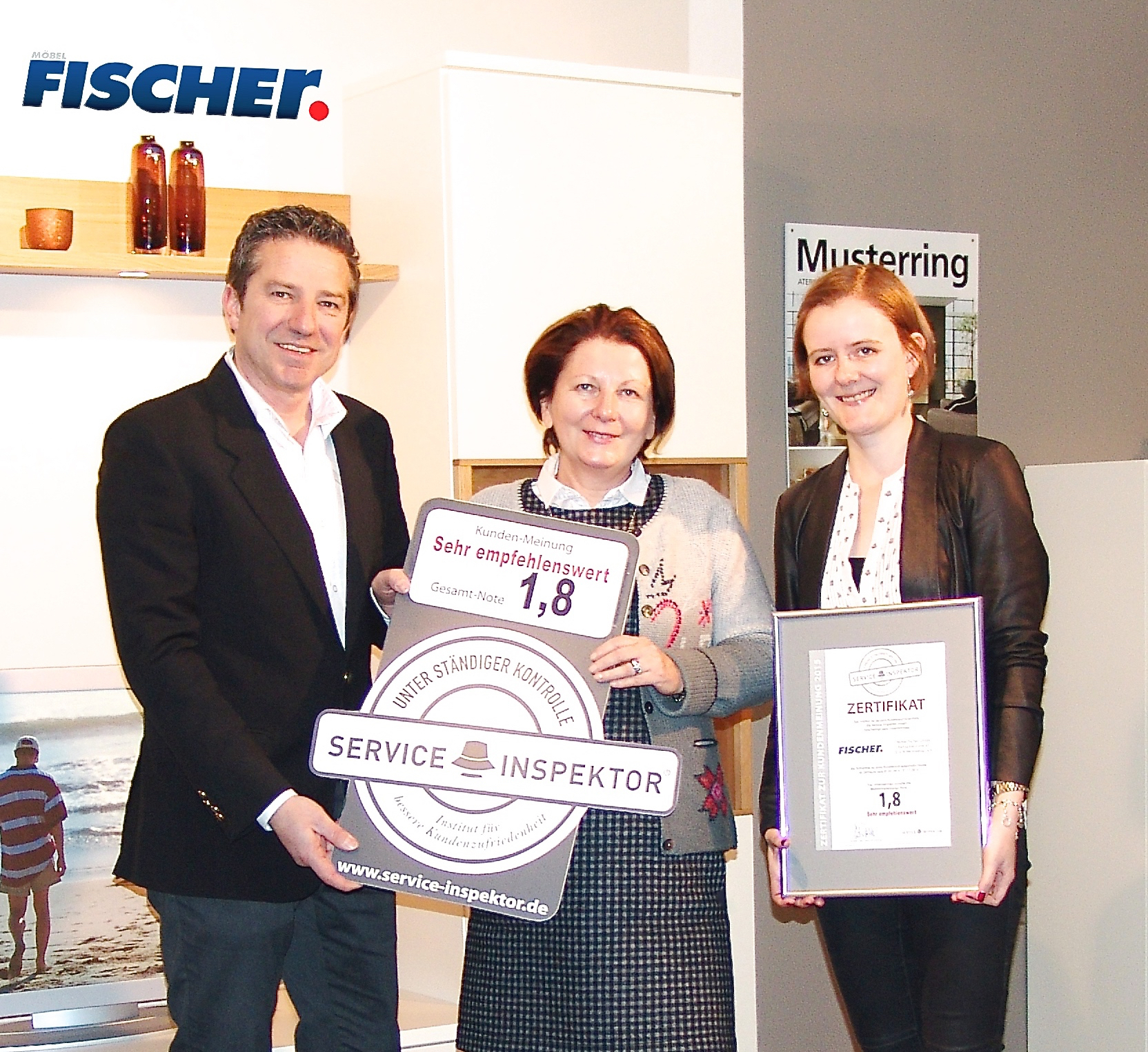 Übergabe der Auszeichnung an Möbel Fischer Geschäftsführerin Christina Fischer (M.) und Tochter Franziska Fischer (r.) durch Christian Fritz, Geschäftsführer der Service-Inspektor GmbH. Foto: oh