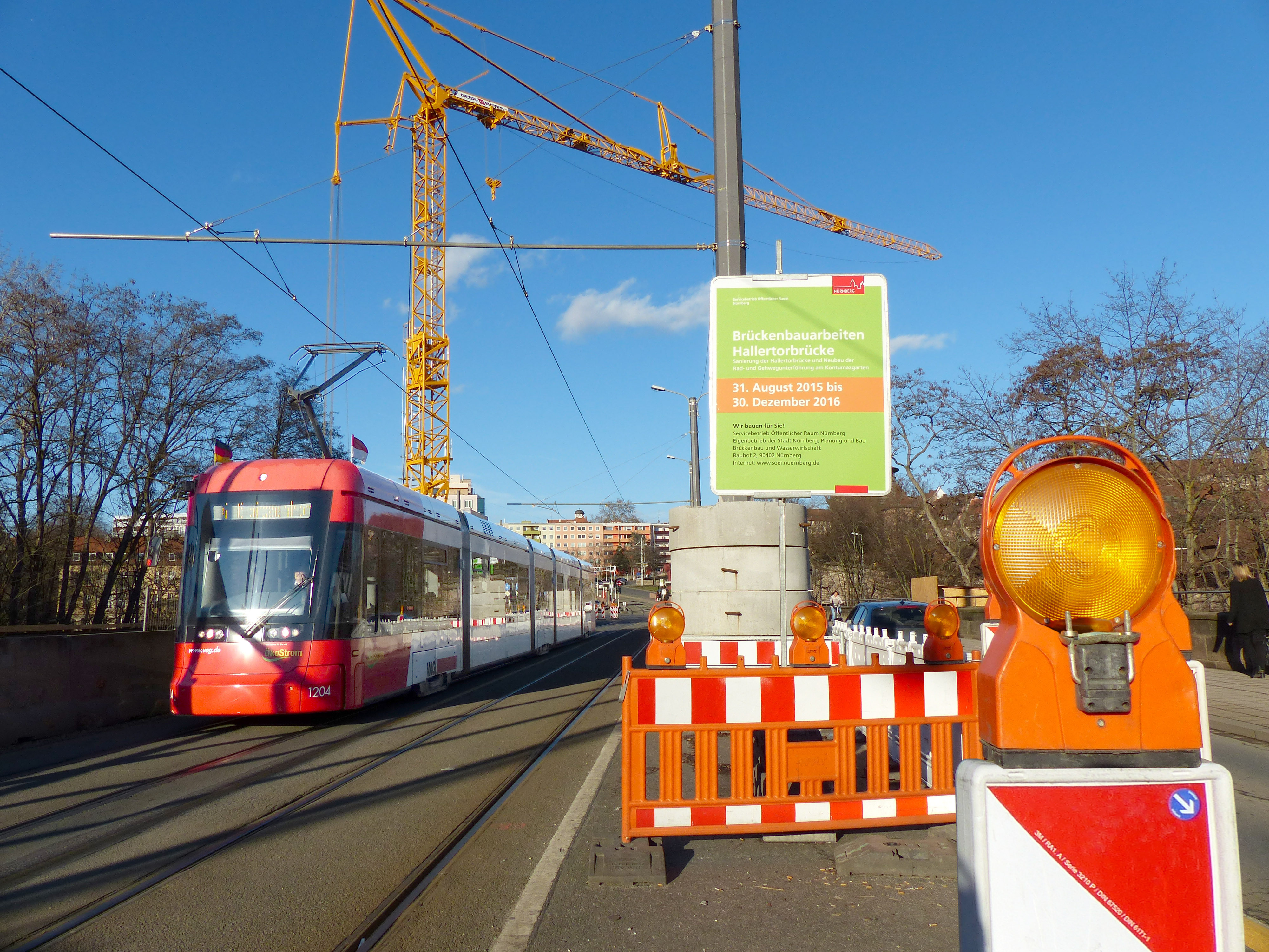 Die Generalsanierung der Hallertorbrücke geht in die nächste Phase. Parallel dazu erneuert die VAG Gleise und Weichen auf dem nördlichen Ast der Straßenbahnlinien 4 und 6.