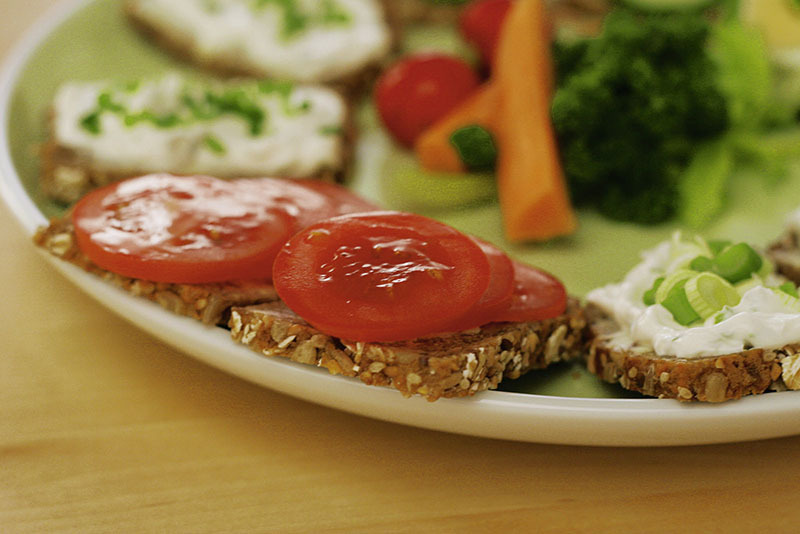 Wer abnehmen möchte, der sollte am besten zu ballaststoffreichen Lebensmitteln wie Gemüse, Obst, Salat und Vollkornprodukten greifen. Foto: AOK