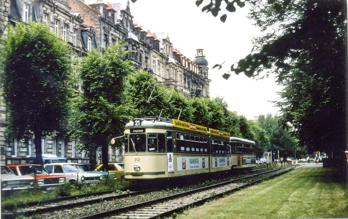 Das Bild zeigt, wie die Linie 21 noch durch die Königswarterstraße in Fürth fuhr. Heute liegen dort keine Gleise mehr.