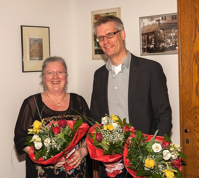 Uwe Kirschstein überraschte zum Amtsantritt seine Mitarbeiterinnen – hier Sekretärin Edelgard Striegel – mit Blumen.