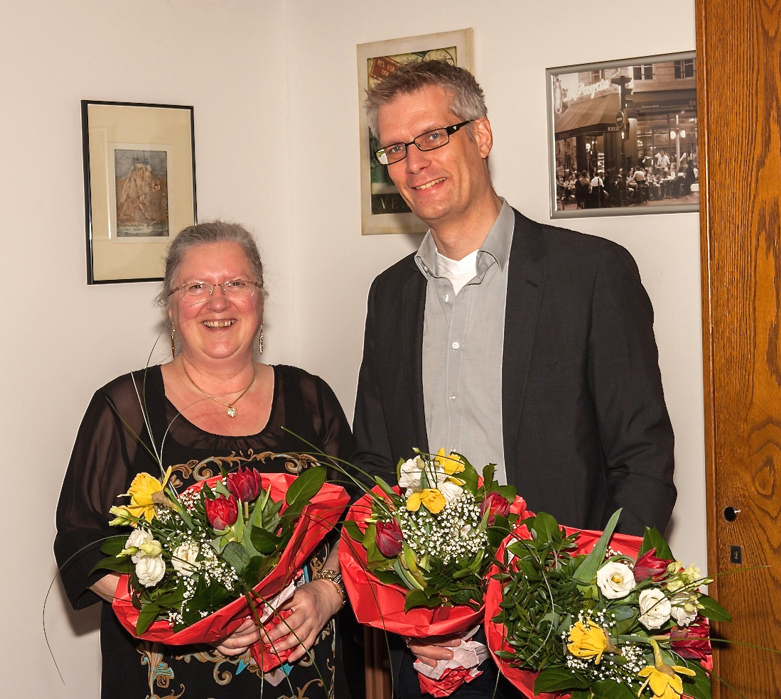 Uwe Kirschstein überraschte zum Amtsantritt seine Mitarbeiterinnen – hier Sekretärin Edelgard Striegel – mit Blumen.