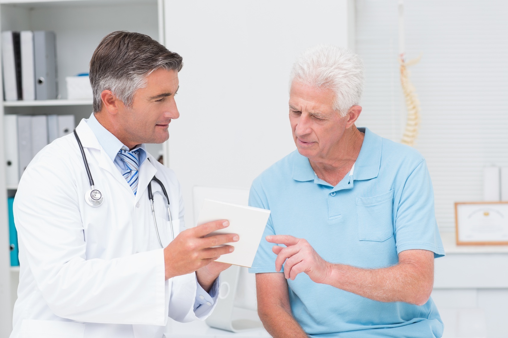 Bei Entlassung aus dem Krankenhaus können jetzt auch Krankenhausärzte Arbeitsunfähigkeit für maximal sieben Tage danach feststellen.