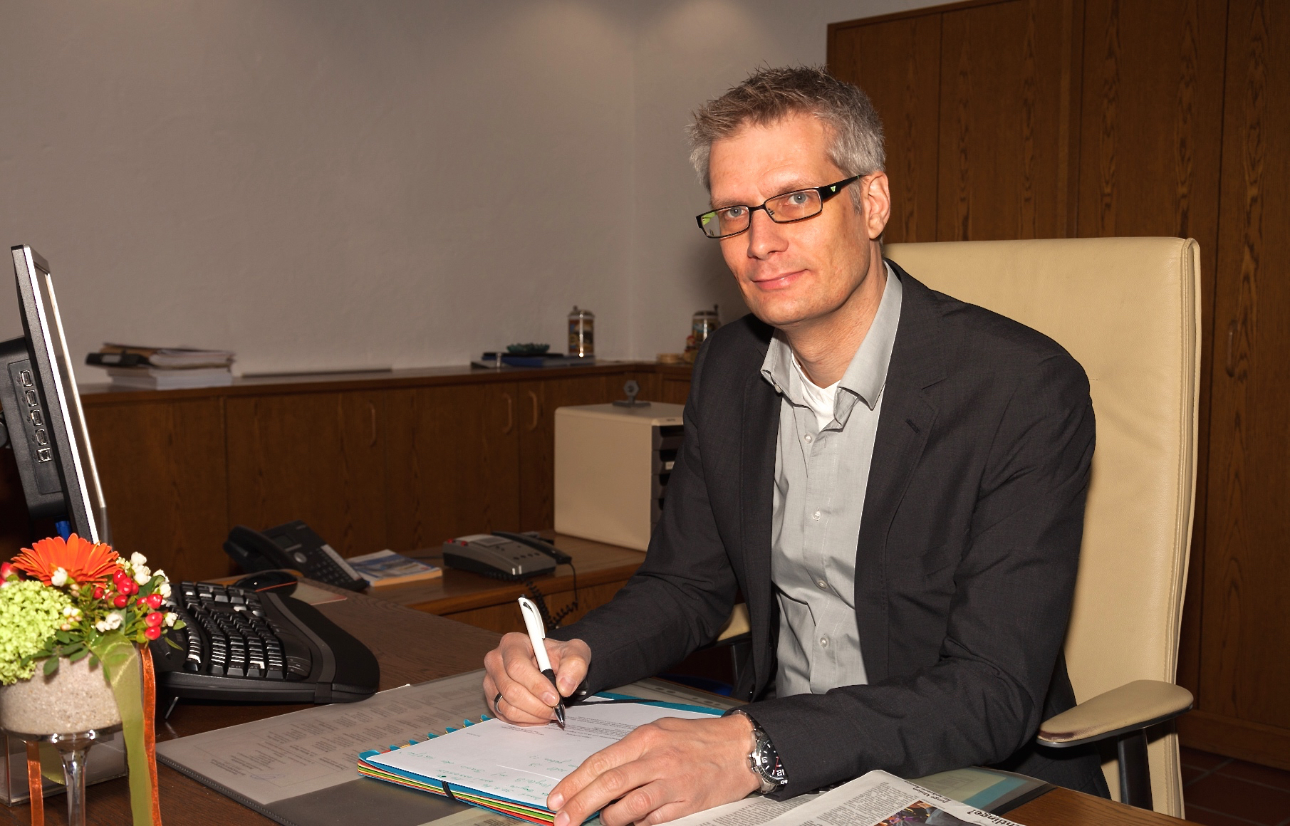 Der neue Oberbürgermeister an seinem Schreibtisch im „Ausweichquartier“. Fotos (2): R. Rosenbauer