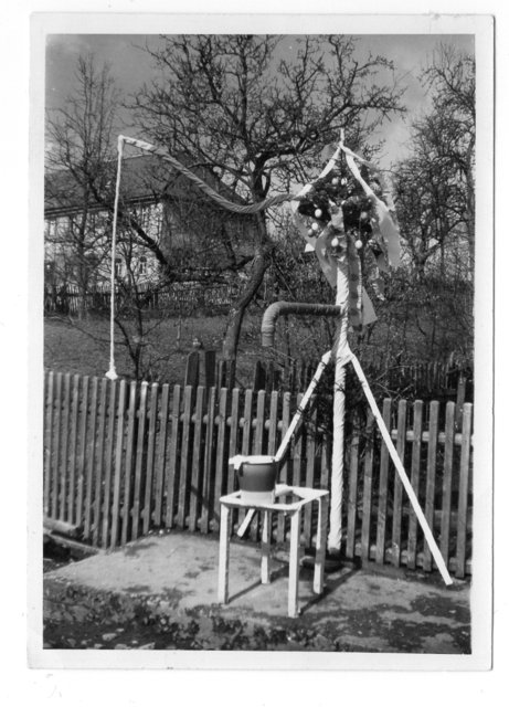 Osterbrunnen in Hohenpölz im Jahr 1959. | Foto: Archiv/N. Brehm