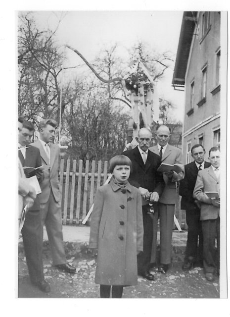 Das Jahr 1959: Der Männerchor singt am Hohenpölzer Osterbrunnen: (v.l.) Hans Popp, Michael Stadter (Brunn), Annelind Stenglein, Pankraz Herbst, Georg Dippold, Michael Dauer und Hans Probst. | Foto: Archiv/N. Brehm